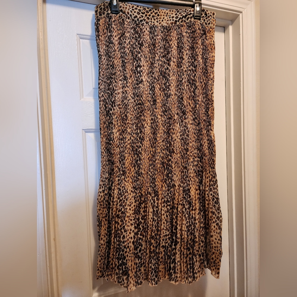 Roommates sz L pleated leopard print skirt with side zipper.